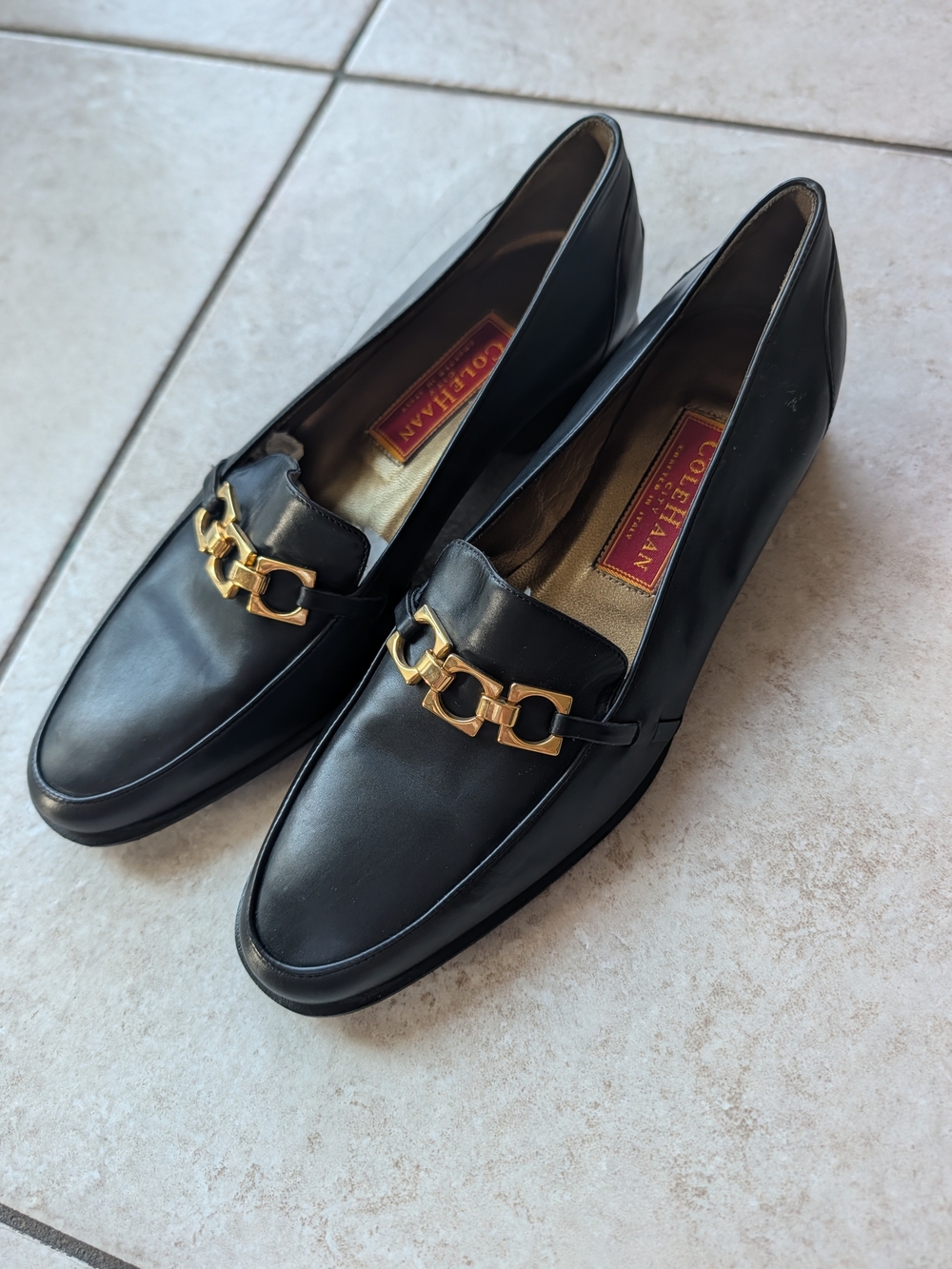 Vntg Cole Haan Black Leather Loafers with Gold Chain Accent 7B